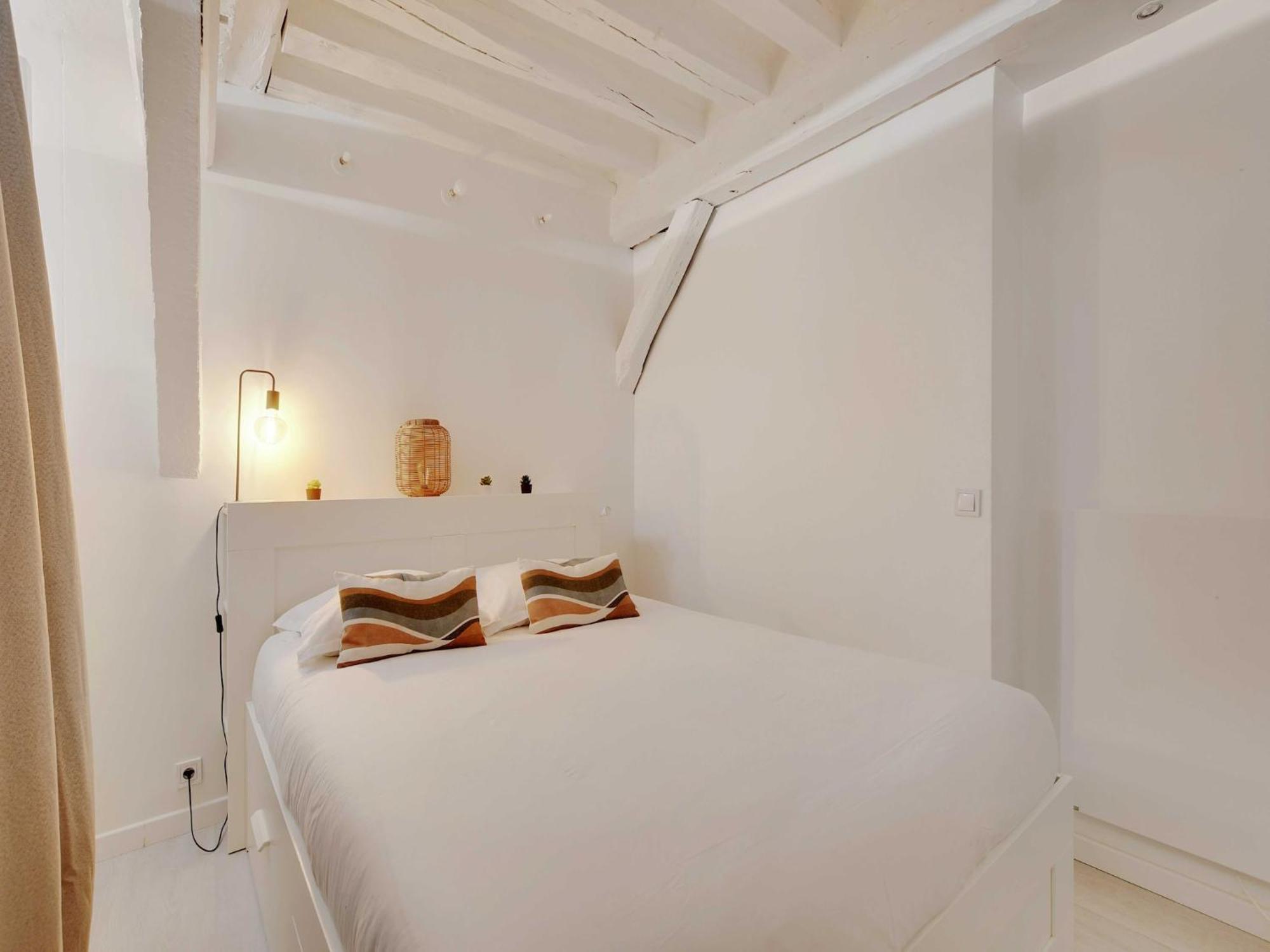 Magnificent -2br-4p- Le Marais *